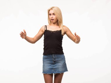 Kendine güvenen Bayan eller tarafından gösterilen.