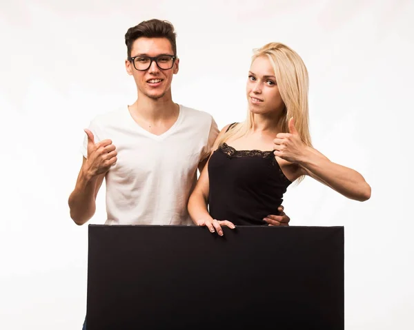 Ung glad par visar presentationen pekar plakat. — Stockfoto