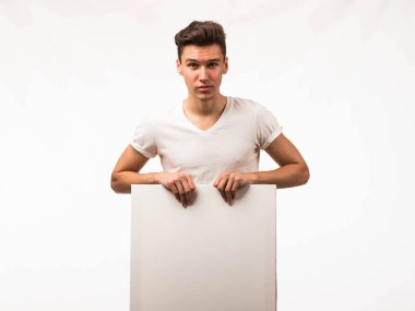 Genç sunu gösterilen, afiş üzerinde işaret eden adam şaşırttı.