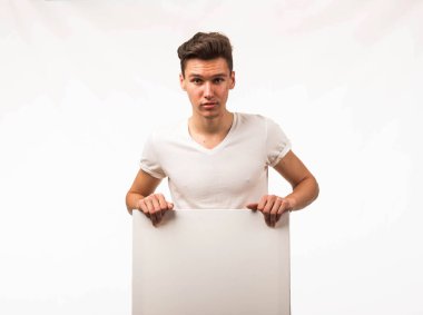 Genç sunu gösterilen, afiş üzerinde işaret eden adam şaşırttı.