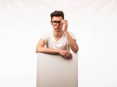 Sunu gösterilen, afiş üzerinde işaret kendine güvenen delikanlı.