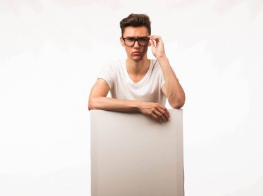 Sunu gösterilen, afiş üzerinde işaret kendine güvenen delikanlı.