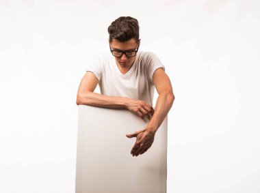 Sunu gösterilen, afiş üzerinde işaret kendine güvenen delikanlı.