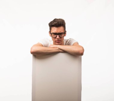 Sunu gösterilen, afiş üzerinde işaret dalgın delikanlı.