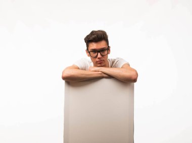 Sunu gösterilen, afiş üzerinde işaret dalgın delikanlı.