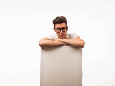 Sunu gösterilen, afiş üzerinde işaret dalgın delikanlı.