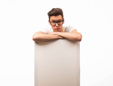 Genç sunu gösterilen, afiş üzerinde işaret eden adam şaşırttı.