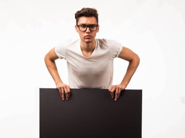 Sunu gösterilen, afiş üzerinde işaret meraklı delikanlı.