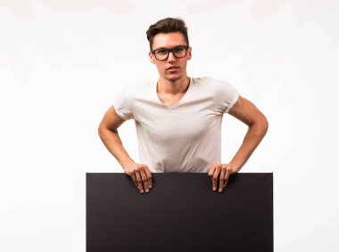 Sunu gösterilen, afiş üzerinde işaret meraklı delikanlı.