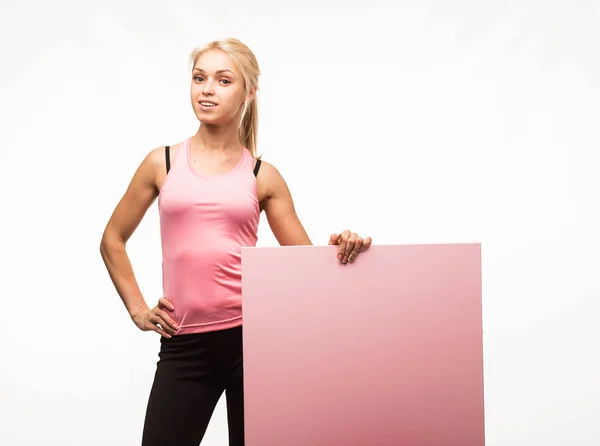 Junge selbstbewusste Frau zeigt auf Plakat — Stockfoto