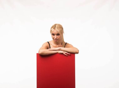 Sunu gösterilen, afiş üzerinde işaret eden kadın genç sevindim