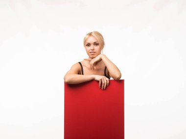 Sunu gösterilen, afiş üzerinde işaret eden kadın genç sevindim