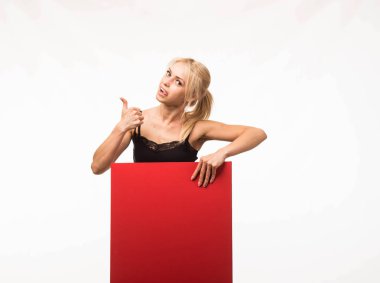 Sunu gösterilen, afiş üzerinde işaret eden genç seksi kadın