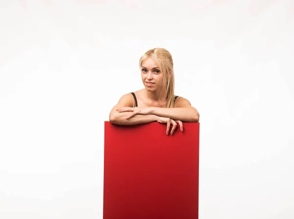 Joven mujer alegre mostrando la presentación, señalando en el cartel — Foto de Stock