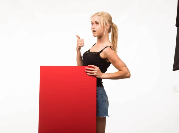 Joven mujer sexy mostrando la presentación, señalando en el cartel — Foto de Stock