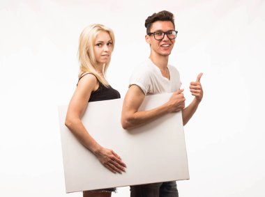 Sunu işaret gösterilen genç mutlu çift tasarlamak.