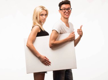 Sunu işaret gösterilen genç mutlu çift tasarlamak.