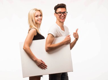 Sunu işaret gösterilen genç mutlu çift tasarlamak.