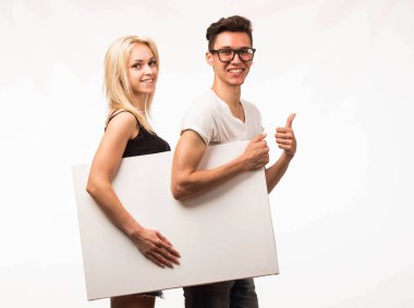 Sunu işaret gösterilen genç mutlu çift tasarlamak.