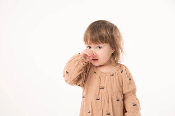 Menina bonito em vestido bege isolado no fundo branco . — Fotografia de Stock