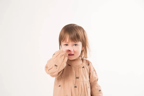 Menina bonito em vestido bege isolado no fundo branco . — Fotografia de Stock