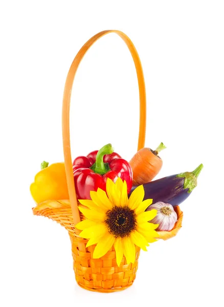 Panier en osier avec légumes et fleurs — Photo