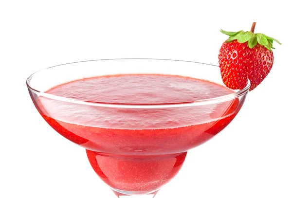 草莓奶昔鸡尾酒与成熟多汁的浆果. 免版税图库照片