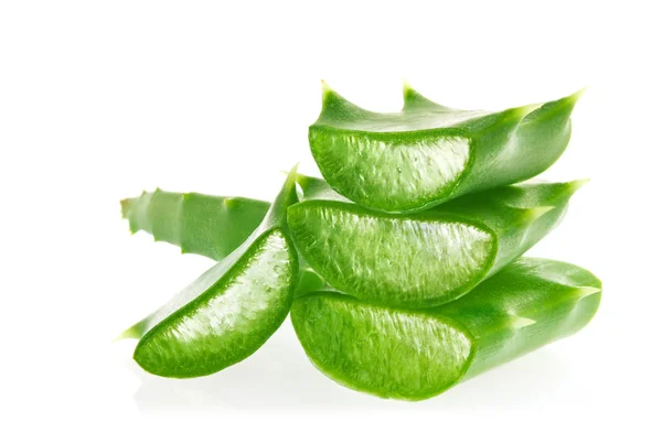 Färsk saftiga skivade gröna blad av Aloe. — Stockfoto