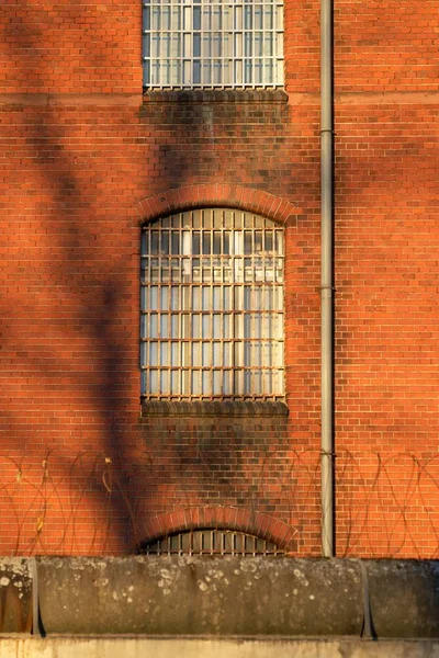 The outside view of an old and abandoned jail in Berlin during sunset — Stock Photo, Image