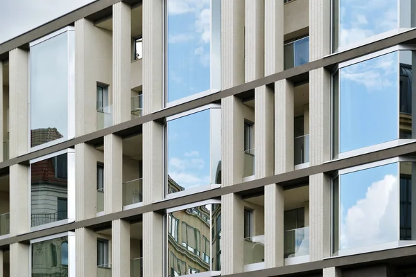 La façade d'un bâtiment moderne — Photo