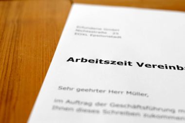 Ahşap bir masa üzerinde bir mektup