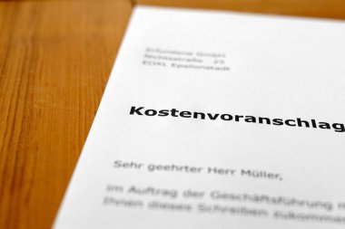 Ahşap bir masa üzerinde bir mektup