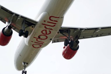 20 Haziran 2017'Berlin, Almanya: modern uçak ve onun iniş takımı fron havayolu Air Berlin alt