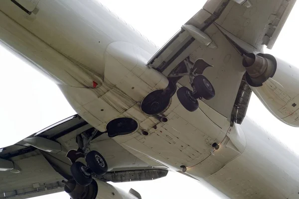 Die Unterseite eines modernen Flugzeugs und sein Fahrwerk — Stockfoto