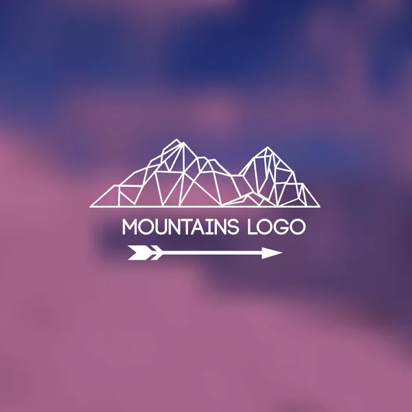 Montanhas lodo no fundo borrado. Emblema com paisagem de montanha estilizada — Vetor de Stock