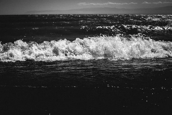 Photo noir et blanc de la mer avec des vagues en utilisant pour arrière-plan — Photo