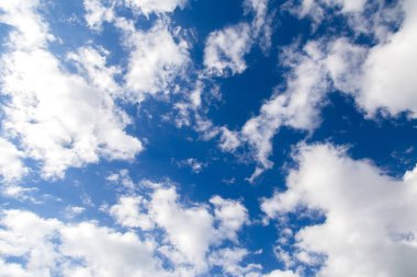 Bulutlu mavi gökyüzü