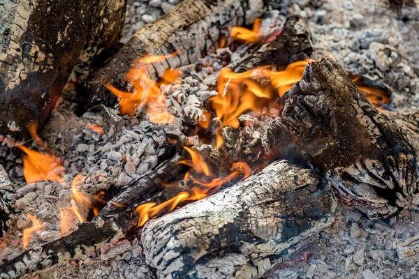 Fuego Ardiente Con Ceniza —  Fotos de Stock