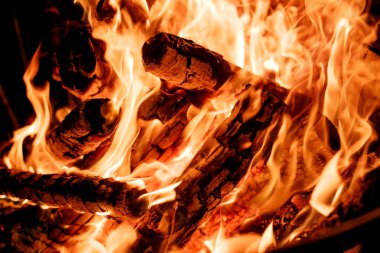 gece kamp ateşinin alevleri