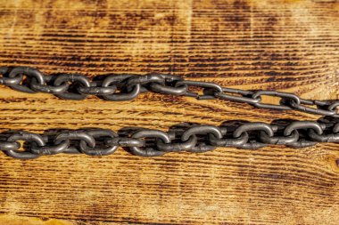 Tahta fıçı dokusunda zincirlerden metal zincirler.
