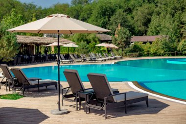 Dinlenme yeri, dinlenme odası ve yüzme havuzu.