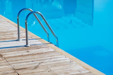 Tahta kenarlı havuza inin.