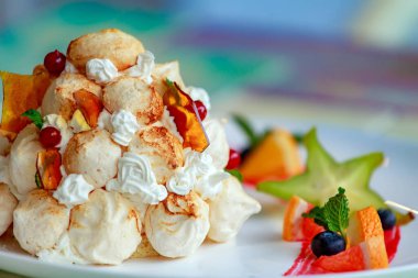 Meyveli kek ve meyveli kek.