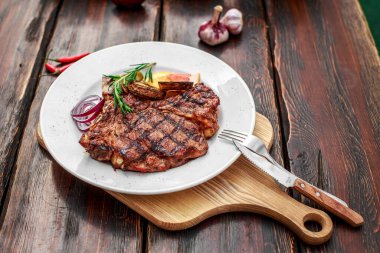 Baharatlı ve sebzeli büyük bir biftek.