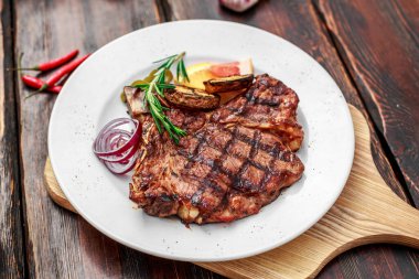 Baharatlı ve sebzeli büyük bir biftek.