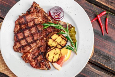 Baharatlı ve sebzeli büyük bir biftek.