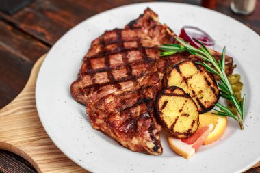 Baharatlı ve sebzeli büyük bir biftek.