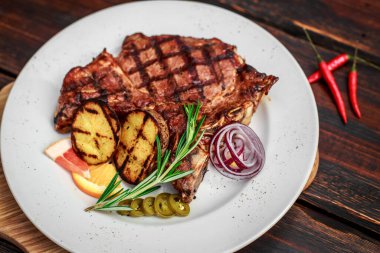 Baharatlı ve sebzeli büyük bir biftek.