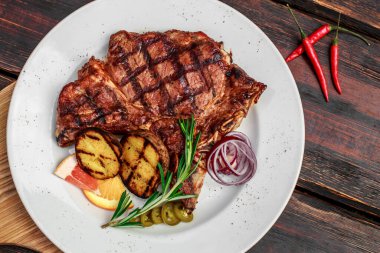 Baharatlı ve sebzeli büyük bir biftek.