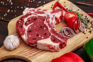 Kırmızı çiğ dana fileto kesim tabağında